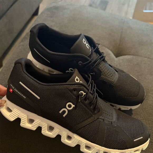 On Cloud 5 Women's Sneakers Black/White Size 9 Running Shoes - Picture 2 of 4